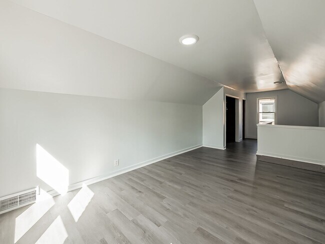 Building Photo - 127 Auburn St