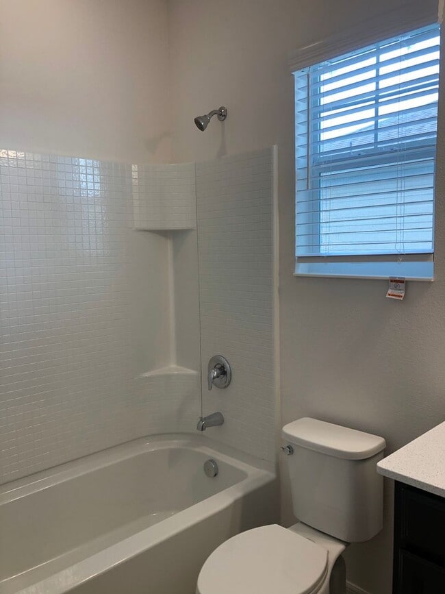 Building Photo - 4BD/3.5BA Townhome in Ravenna Winter Garden!