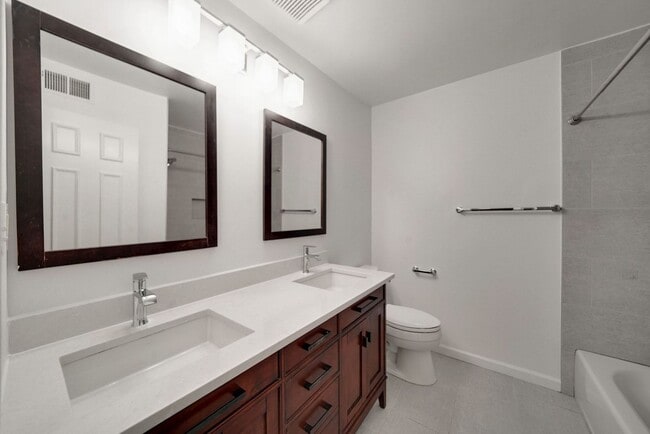 Building Photo - Updated // 3 Bedroom 2 Bathroom Condo // A...