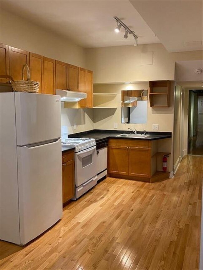 Building Photo - 878 Massachusetts Ave