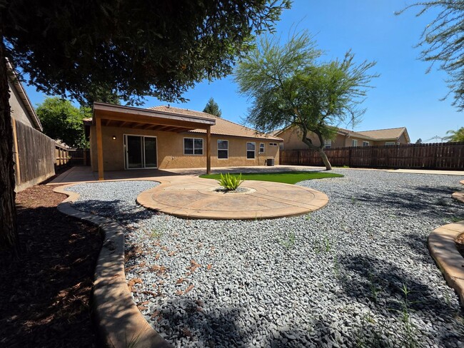 Building Photo - 3 bedroom 2 bathroom in NW Visalia!