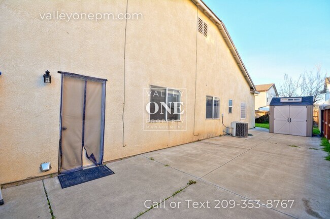 Building Photo - Charming 4 bedroom, 2 bath single story ho...