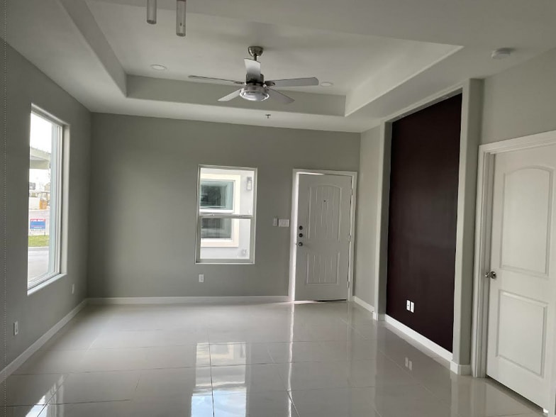 Building Photo - 2507 N Vineyard Ave