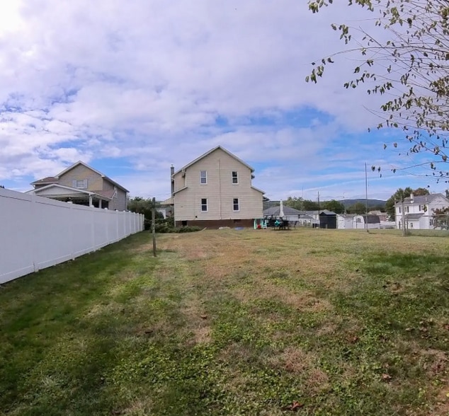 Building Photo - 834 Marcy Ave