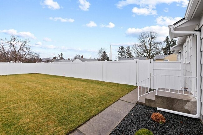 Building Photo - 10112 E Broadway Ave