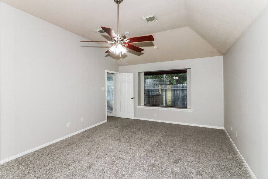 Building Photo - 810 Courtside Dr E