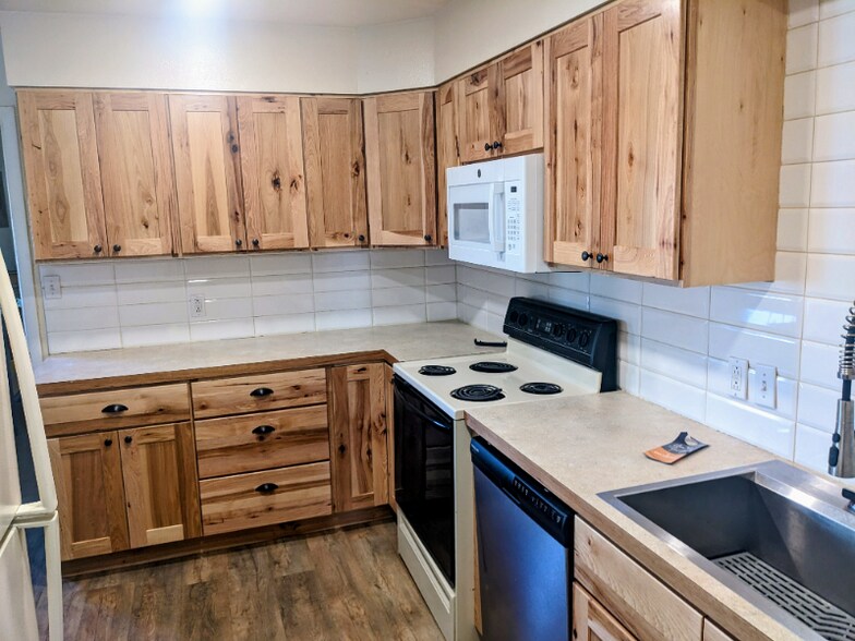 Building Photo - 1040 Ponderosa Dr