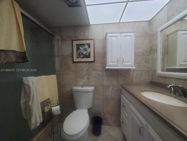 Building Photo - 319 NE 14th Ave