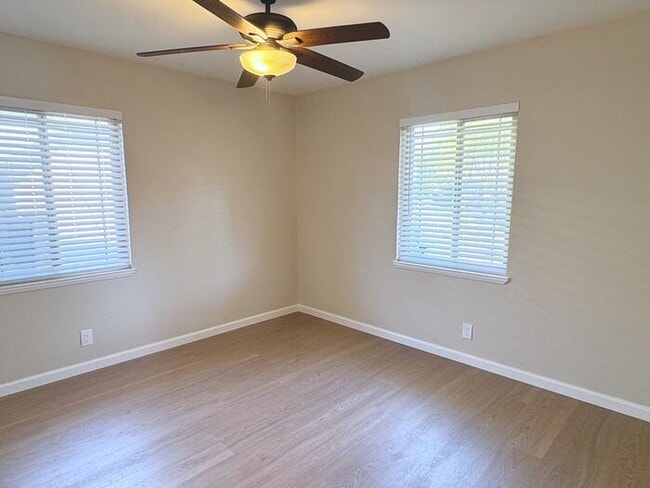 Building Photo - Cute 3 Bedroom Home Close to Shopping