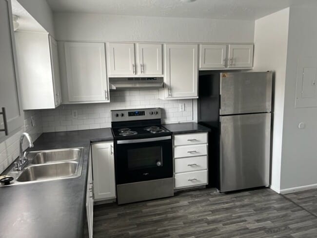 Primary Photo - Beautifully updated townhouse, air conditi...