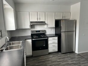 Building Photo - Beautifully updated townhouse, air conditi...