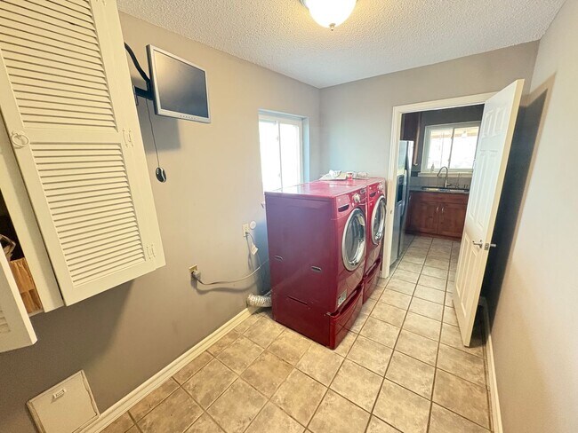 Building Photo - Home for rent on the Westside