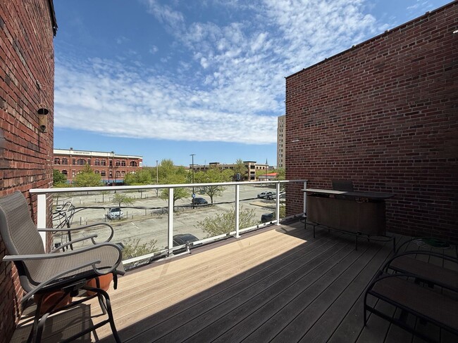 Building Photo - Downtown Loft!