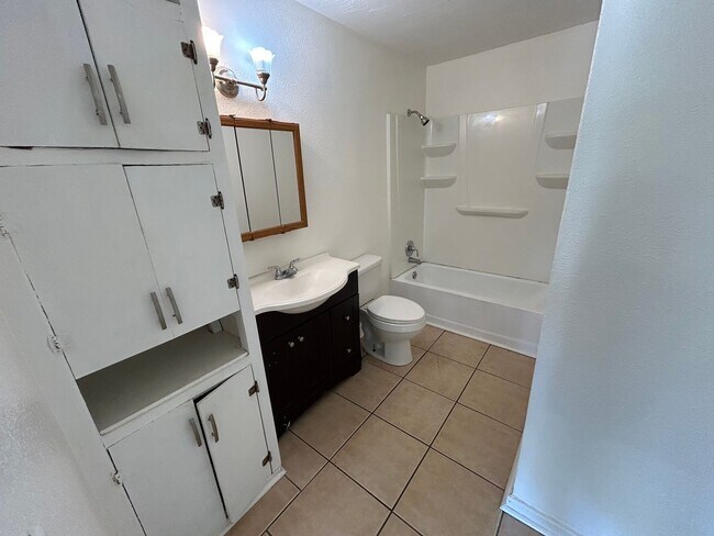 Building Photo - Cozy and stylish duplex in Bradenton, your home away from home! Pet friendly