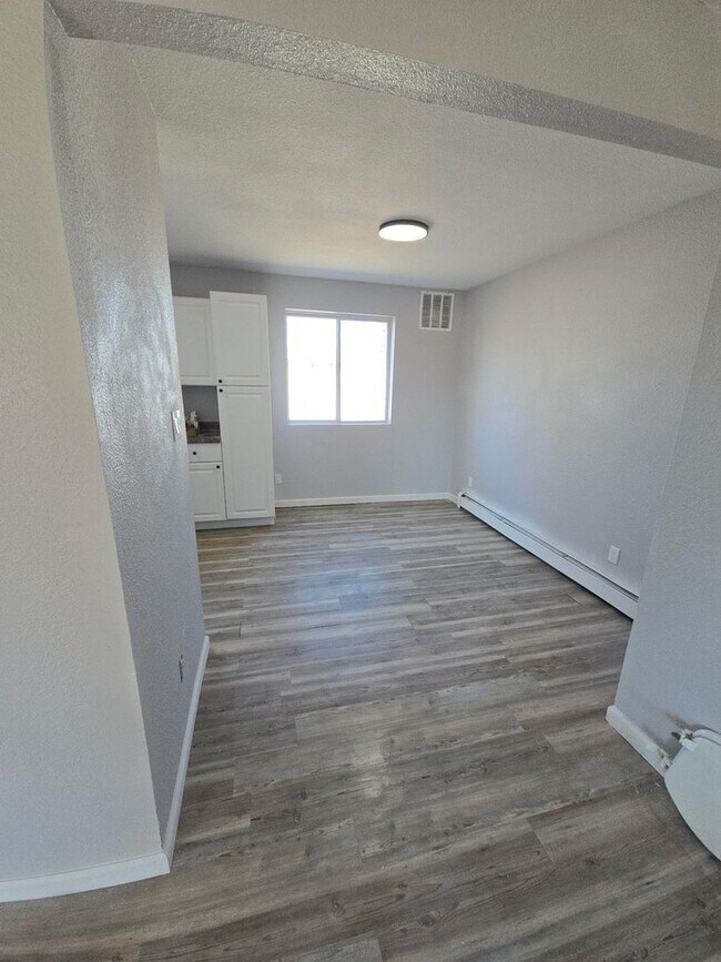 Building Photo - 2 Bed 1 Bath Apartment