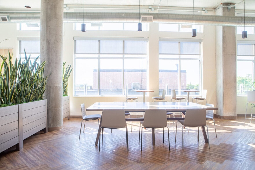 Building Photo - 1840 N Farwell Ave