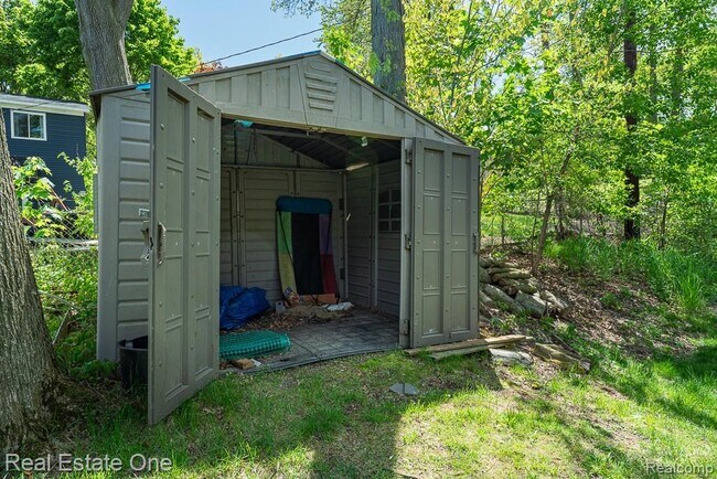 Building Photo - 668 Sherry Dr