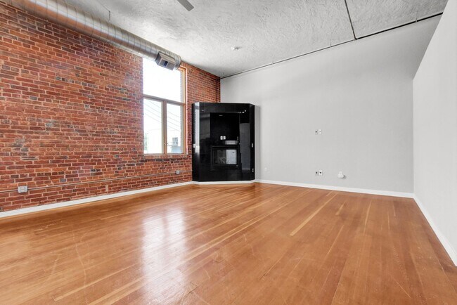 Building Photo - One-of-a-Kind Tejon Street Condo in Unbeatable Location! No Utility Setup Required!