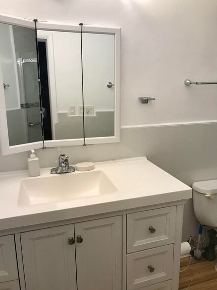 New Bathroom - 7812 Lasalle Blvd