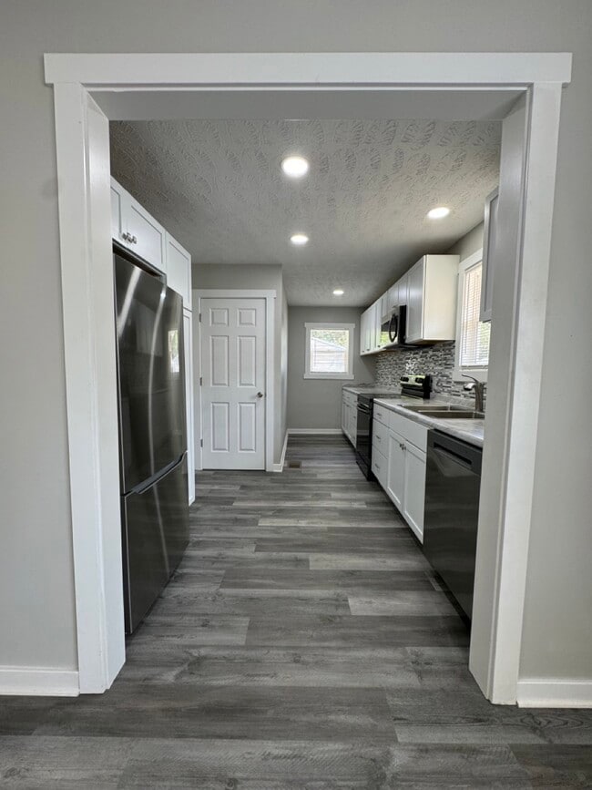 Building Photo - 951 N Bradley Ave