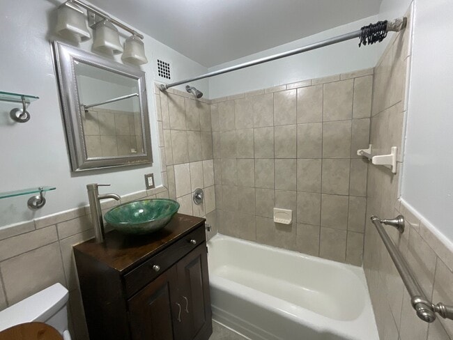 Building Photo - Spacious RiverPark 1 bedroom located near ...
