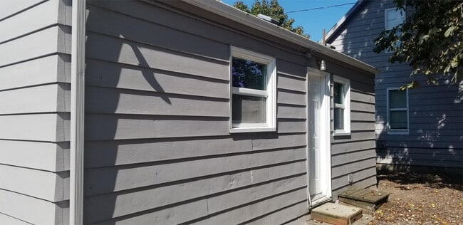 Building Photo - 1010 Garnet St NE