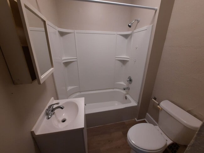 Building Photo - Pet Friendly Home with Fenced Back Yard and Hardwood Floors!