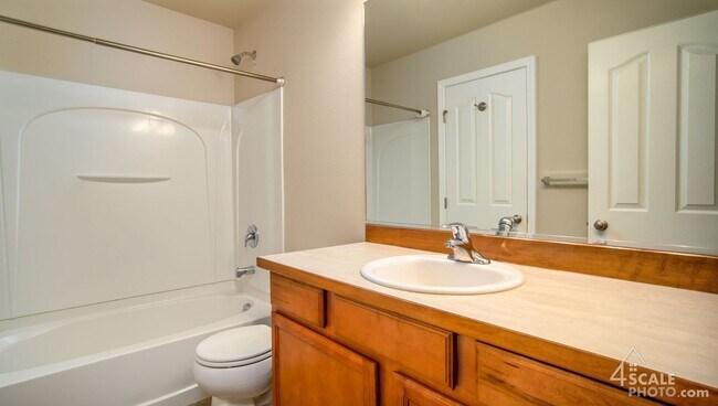 Building Photo - Beautiful East Anchorage 4 Bedroom Townhome