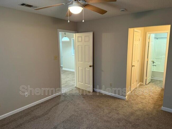 Building Photo - 404 Commons Dr