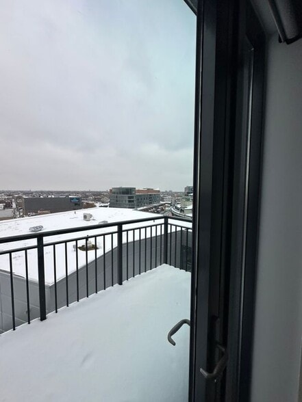 Building Photo - 1025 W Addison St