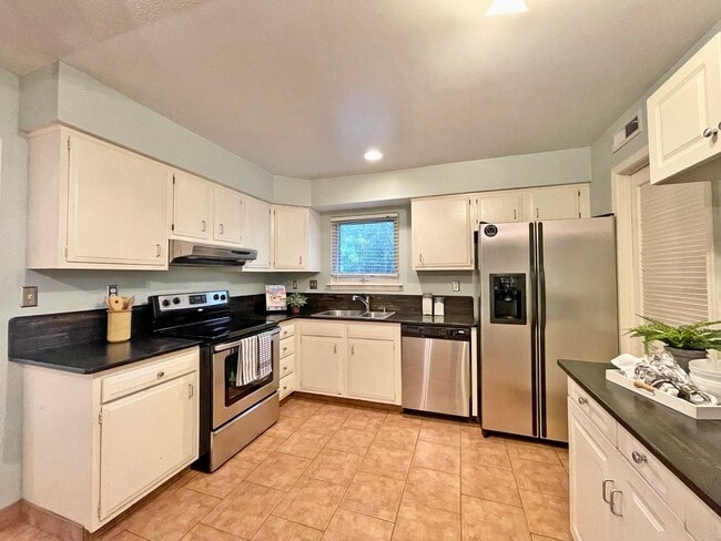 Building Photo - READY 11-07-25!! 3-Bedroom Townhome at the...
