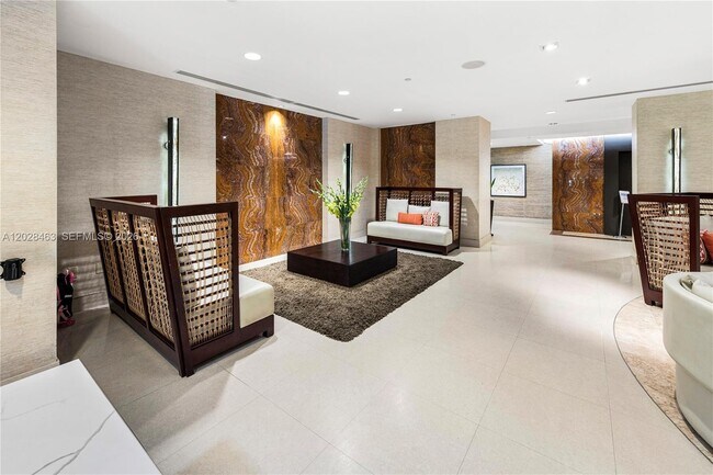 Building Photo - 2555 Collins Ave