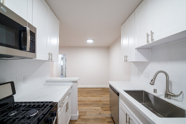 Building Photo - Shiny and NEW! Newly Reno'd 940 Sqft 2 Bed...