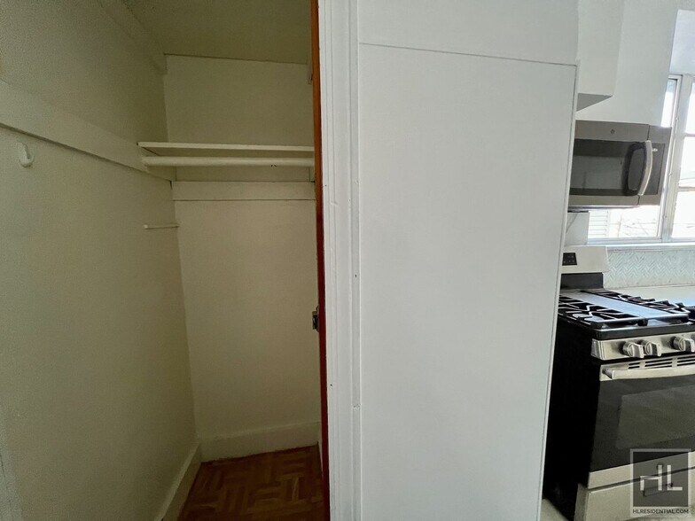 Building Photo - 3.5BR 2BA Massive Townhouse w/ Sunroom & Optional Private Parking In Maspeth