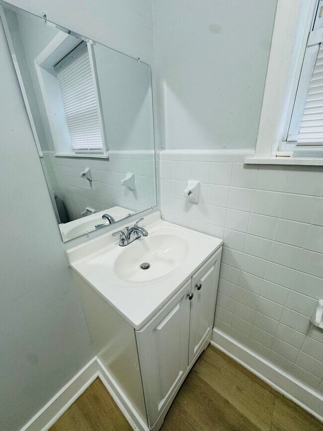 Building Photo - Remodeled 4bd/1.5 bath House with Rear yar...