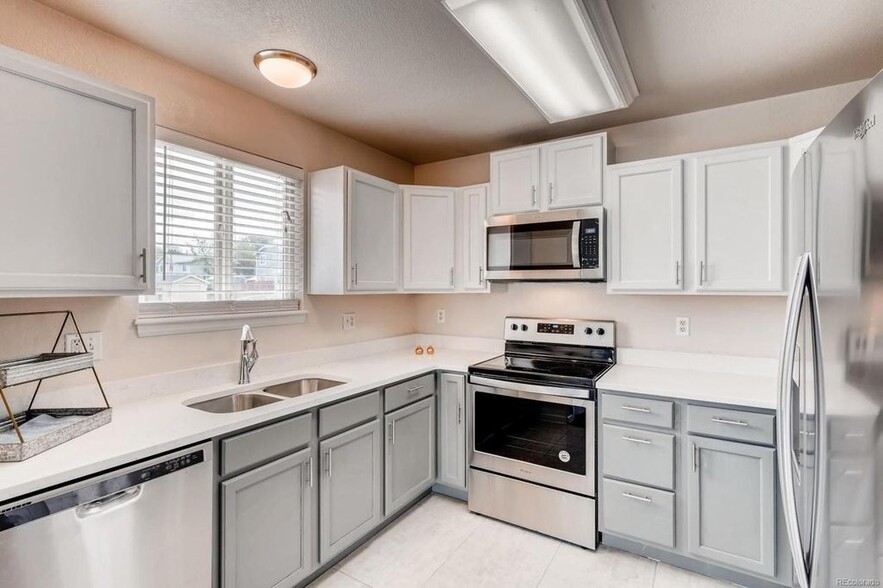 Kitchen 1 - 5429 Elm Ct