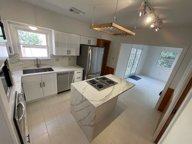 Building Photo - 3720 Jardin St