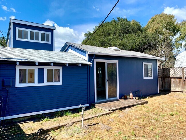 Building Photo - Cute and Quaint One bedroom in Petaluma. P...