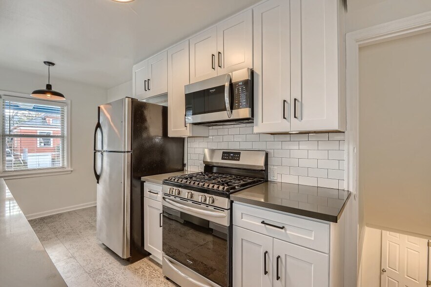 Chef's dream kitchen with gas range - 451 NE Sumner St