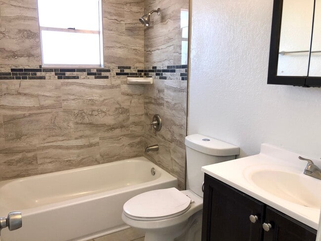 Building Photo - Cute 3 Bedroom Home on Large Fully Fenced Lot!