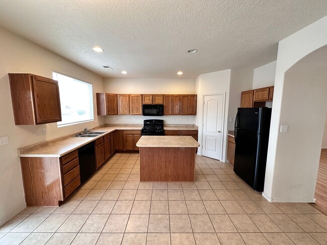 Building Photo - Stunning 2 story 2575 sq ft home- New Carpet