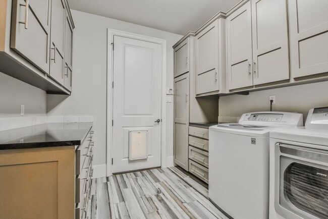 Building Photo - Stunning 4-Bedroom Luxury Home with Resort-Style Pool in Prestigious Oakmont Estates – Available ...