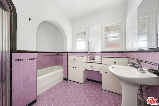 Building Photo - 2634 Lakewood Ave N