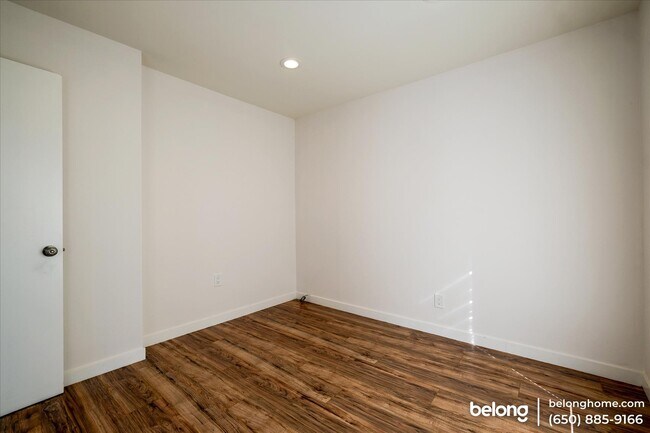 Building Photo - 7 Commodore Dr