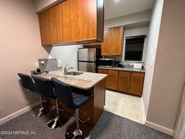 Building Photo - 439 Midway St