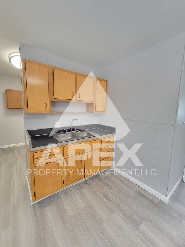 Building Photo - Renovated - 3 Bd 1 Ba Single Family home i...