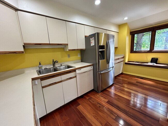 Building Photo - Gorgeous 4 Bedroom Townhome Steps from Boulder Country Club