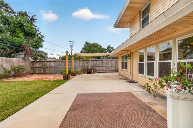 Building Photo - 609 Peerman Pl