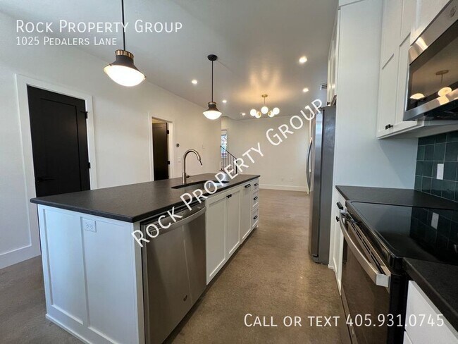 Building Photo - 1025 Pedalers Ln