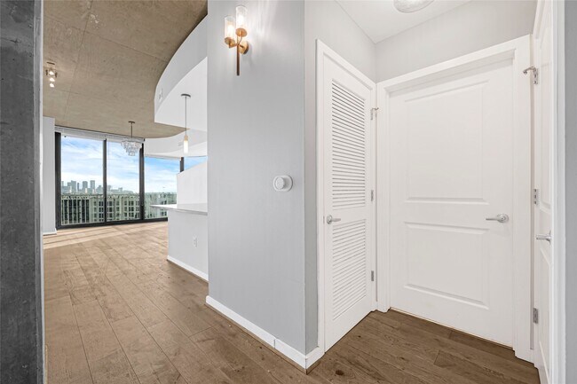 Building Photo - 5925 Almeda Rd
